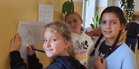 Powiększ grafikę: Grupa dziewczynek z kl.3 rozwiązuje zagadkę ze stacji zadaniowej
