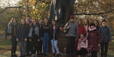 Złożenie kwiatów przy pomniku marszałka Józefa Piłsudskiego