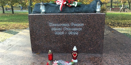 Powiększ grafikę: 8-11-18-zlozenie-kwiatow-przy-pomniku-marszalka-jozefa-pilsudskiego-7933.jpg